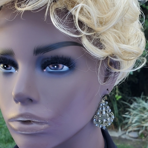 Vintage Pierced lightweight earrings - Picture 6 of 8